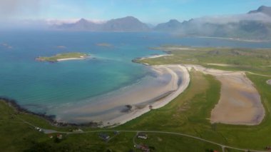 Norveç, Lofoten Adaları 'nın nefes kesici hava manzarasını deneyimleyin. Altın kumlu plajlar, turkuaz sular ve macera arayanlar için mükemmel bir cennet.