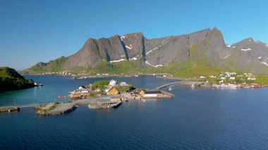 Bu hava çekimi, Norveç 'in Lofoten Adaları' ndaki bir köy olan Reine 'in dramatik tepeleri ve sakin suları, seyahat meraklıları ve manzara severler için ideal olan güzelliğini gözler önüne seriyor.