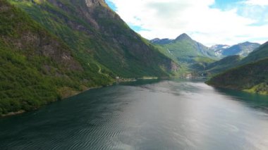 Norveç 'teki nefes kesici Geirangerfjord' u keşfedin, görkemli dağların berrak sularla buluştuğu, macera arayanlar ve doğada rahatlama arayanlar için ideal olduğu yerde,