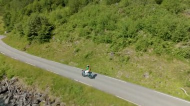Norveç 'in nefes kesici güzelliği, çarpıcı kıyı yolları ve yemyeşil yollar bulabileceğiniz yer. Bu hedef, Lovatnet Norveç 'te bisiklet meraklıları ve maceraperestler için gerçekten ideal.