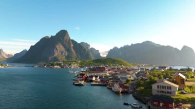 Norveç 'teki Reine köyü Lofoten Adaları' nda çarpıcı dağlar ve sakin sularla övünür. Bu da burayı gezginler ve maceracılar için güzel manzaralar aramak için ideal bir yer yapar.