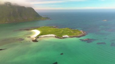 Norveç 'teki Lofoten takımadalarının turkuaz sular ve yemyeşil sularla çevrili büyüleyici bir hava manzarası keşfedin. Maceraperest kaşifler için mükemmel bir yer.