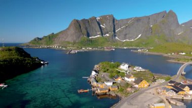 Norveç, Lofoten Adaları 'ndaki, engebeli dağları ve berrak suları gösteren Reine' in hava manzarasına hayran kalacaksınız. Lofoten 'deki Sakrisoy Köyü