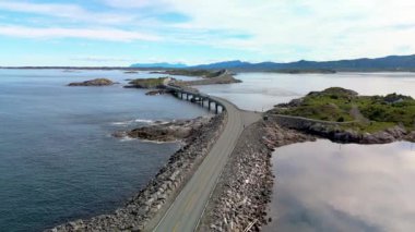 Tutkulu doğa aşıkları ve kaşifler için mükemmel bir seyahat yeri olan Norveç 'teki nefes kesici adaların çarpıcı Atlantik Okyanusu kıyı yolu ve sakin sularını tecrübe edin.