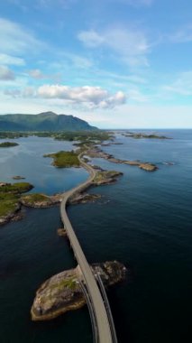 Norveç 'teki ikonik Atlantik Yolu' nun nefes kesici hava manzarasını, çarpıcı kıyı manzaralarına karşı sarmal köprülerini, seyahat meraklıları için ideal olan