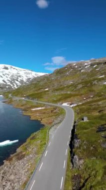 Norveç 'teki çarpıcı ve ikonik Geirangerfjord' dan geçen nefes kesici yolu deneyin. Bu varış yeri tüm doğa severler ve macera arayanlar için mükemmel Langvatnet.