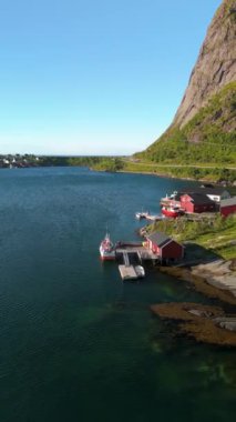Norveç 'teki Lofoten, açık mavi gökyüzünün altındaki uçurumlara karşı sergilenen büyüleyici bir manzaraya sahiptir. Doğal güzelliğini keşfetmeye ve maceraya davet eder.
