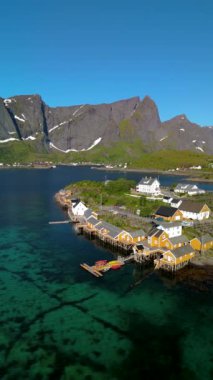 Muhteşem Lofoten Adaları 'ndaki büyüleyici bir sahil köyü. Norveç, turkuvaz suları ve görkemli dağların nefes kesici manzarasını sunuyor. Manzaralı bir kaçış için mükemmel, Sakrisoy balıkçılığı.