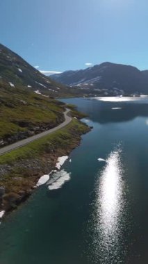 Norveç 'te berrak suları, engebeli dağları ve eriyen buzla muhteşem bir fiyort. Bu da onu macera ve sükunet için mükemmel bir varış noktası yapıyor. Geirangerveg Geiranger gölünün yanındaki yol.