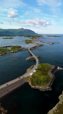 Norveç Atlantik Yolu 'nu keşfedin, dolambaçlı köprüleri ve çarpıcı manzarasıyla ünlüdür. Heyecan arayanlar ve doğa severler için mükemmel. Güzel adalarda bir macera sunuyor.