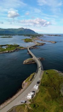 Bu hava çekimi Norveç 'teki çarpıcı Atlantik Yolu' nu gösteriyor. Benzersiz kıvrımlarını, etkileyici köprülerini ve çevresindeki doğa manzarası ve seyahat aşıkları için görsel ikramını vurguluyor.