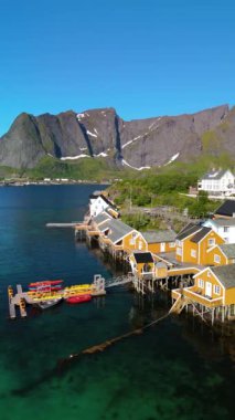 Göz kamaştırıcı manzara, Reine, Lofoten Adaları 'ndaki renkli balıkçı kulübelerini vurguluyor. Görkemli dağlar ve berrak mavi sularla çevrili. Sakrisoya balıkçı köyü muhteşem bir manzara yaratıyor.