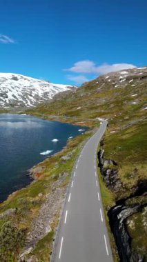 Norveç, Geiranger 'de, sarmal bir yol boyunca huzur ve güzelliği çağrıştıran heybetli dağlarla çevrili nefes kesici manzaranın içinde derin bir nefes alın, Hardangerous vida Geiranger