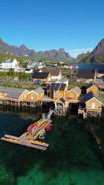 Norveç 'teki Reine Sakrisoy balıkçı köyünün göz kamaştırıcı hava manzarasını, berrak sulardaki renkli binalar ve teknelerle, Lofoten' in görkemli dağlarıyla çevrili