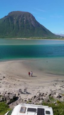 Dost canlısı kampçıların bir araya gelip Norveç 'teki doğa severler için sıcak bir atmosfer oluşturduğu görkemli dağlarla huzurlu bir sahil manzarası, Lofoten sahilindeki Kamper Van' ı deneyin. 
