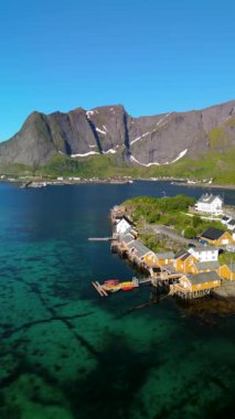 Reine, Norveç 'in Lofoten Adaları' nda sakin mavi suları, görkemli dağları ve Lofoten Adaları 'ndaki Sakrisoy balıkçı köyü olan nefes kesici kıyı manzarası ile tanınan pitoresk bir köydür.