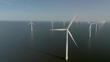 Hollanda, Flevoland 'da bulunan nefes kesici yel değirmeni türbinlerini araştırın. Bu olağanüstü yapılar, sürdürülebilirlik girişimlerine yönelik temel enerji geçişini ve kendini adamışlığı temsil etmektedir.