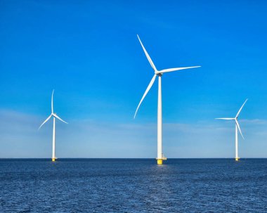 Hollanda, Flevoland 'daki güzel yel değirmeni türbinlerini keşfedin. Bu etkileyici yapılar, herkes için daha parlak bir gelecek için sürdürülebilir yeşil enerjiye geçişi sembolize ediyor.