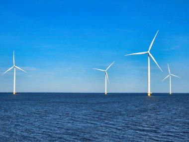 Hollanda, Flevoland 'daki yenilikçi rüzgar türbinlerini araştırın. Bu gelişmeler küresel enerji geçişi ve küresel ısınmanın bugünkü acil sorunlarıyla başa çıkmak için hayati önem taşıyor.