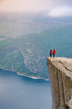 Norveç 'teki Preikestolen Minpit Rock' ın nefes kesen uçurumunda durup unutulmaz bir doğa kaçışı için sakin fiyorda bakan nefes kesici manzarasının tadını çıkarın.