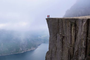 Preikestolen, ya da Pulpit Rock, Norveç 'te nefes kesen fiyort görüntüsüyle ünlü, doğa güzelliği ve heyecan verici maceralar arayan gezginleri cezbeden çarpıcı bir yer.