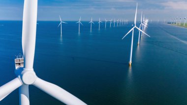 Hollanda, Flevoland 'daki çarpıcı yel değirmeni türbinlerini araştırın. Bu etkileyici yapılar yenilenebilir enerjinin geleceğini ve küresel sürdürülebilirliğe doğru kaymayı sembolize ediyor.