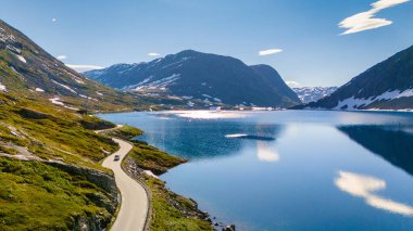 Norveç 'teki Geiranger' in nefes kesici hava manzarasını tecrübe edin, sakin sular, görkemli dağlar, ve dolambaçlı bir yol, seyahat meraklıları ve maceracılar için mükemmel