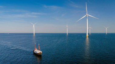 Flevoland 'da, yel değirmeni türbinleri sürdürülebilir enerjiye büyük bir kaymayı temsil ediyor, küresel ısınmayla mücadelede kararlılığımızı gösteriyor ve iklim değişikliğinin acil sorunlarına çözüm buluyoruz.