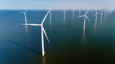 Hollanda 'nın Flevoland kentindeki olağanüstü ve gelişmiş yel değirmeni türbinlerini keşfedin. Bu türbinler, yeşil enerji girişimlerinin desteklenmesi ve enerji geçişi alanındaki küresel çabaların desteklenmesi açısından son derece önemlidir.