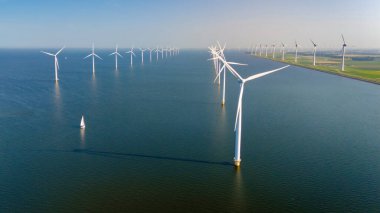 Hollanda, Flevoland 'da hava fotoğrafçılığı, küresel ısınma ve iklim değişikliğiyle mücadelede yeşil enerjiye ve sürdürülebilirliğe geçişi vurgulayan yel değirmeni türbinlerini yakalıyor.