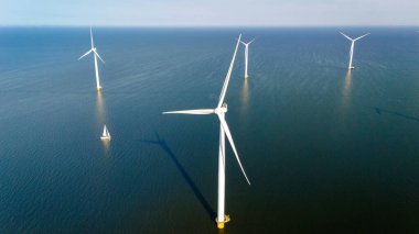 Hollanda, Flevoland 'da bulunan ve sürdürülebilir ve çevre dostu yeşil enerji çözümlerine doğru enerji geçişini aktif olarak yürüten yenilikçi yel değirmeni türbinlerini keşfedin ve keşfedin