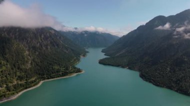 Avusturya 'nın nefes kesici Tyrol dağlarına kurulmuş Plansee Gölü' nün çarpıcı hava manzarasını görün.