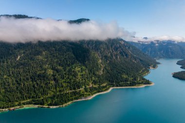 Sabah sisi, Plansee Gölü 'nü çevreleyen yemyeşil yemyeşil suları örterek görkemli dağların arasında sakin bir atmosfer yaratıyor. Plansee Avusturya