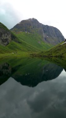 Görkemli bir dağ, sakin bir göle yansıyarak Norveç Urke bölgesinin doğal güzelliğini ön plana çıkarır. Doğa aşıkları ve eşsiz manzaralar arayan maceraperestler için mükemmel bir yer.