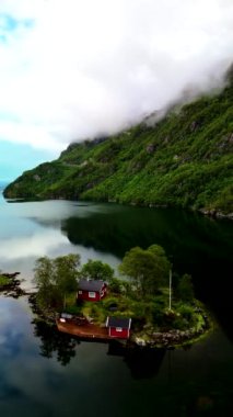 Lovrafjorden, Norveç 'in sakin ve huzurlu güzelliğini tecrübe et büyüleyici fiyortlarını sersemleterek yemyeşil dağların ve yansıtıcı, sakin suların ortasındaki büyüleyici ada inzivasında kal.