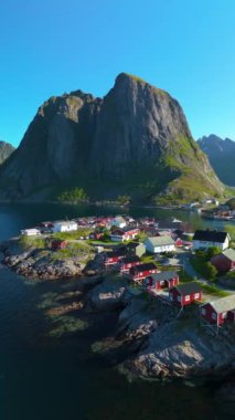 Norveç 'in başkenti Reine' in, dramatik dağlara karşı dizilmiş büyüleyici kırmızı evlerini, Hamnoy 'daki bu sahil cenneti balıkçı köyünde seyahat ve doğa temaları için mükemmel bir hava manzarasını deneyin.