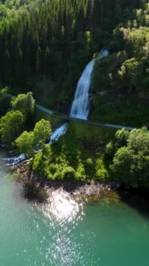 Norveç 'teki Fjaerlands Fjord Mundal şelalesini ziyaret edin. Bir sonraki yolculuğunuzda suyun yemyeşil alana aktığı ve tüm yolculara macera ve sükunet sağladığı yer.