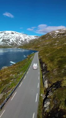 Norveç 'teki Geirangerfjord boyunca nefes kesen manzaraları görmek için bir karavan ile dolaşın. Büyüleyici manzaralar ve sakin bir kaçış arayan doğa meraklıları için bir ziyaret.