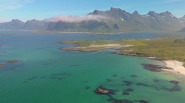 Norveç 'teki büyüleyici Lofoten Adalarını keşfedin. Kristal berrak sular, el değmemiş kumlu plajlar ve bu olağanüstü cennetteki her ziyaretçiyi büyüleyen dramatik dağlar.