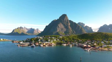 Norway Lofoten Adaları 'ndaki nefes kesici Reine köyünün hava manzarasını keşfedin dramatik tepeler ve sakin sular, doğa severler ve macera arayanlar için ideal.