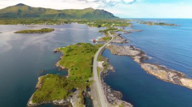 Atlantik Okyanusu yolu Norveç 'in çarpıcı sahil güzelliğini keşfedin, manzaralı yollar, yemyeşil alanlar, dingin sular ve görkemli dağlar doğa severler ve açık hava meraklıları için ideal bir cennettir.