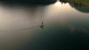 Huzurlu bir raket, Avusturya 'nın Tyrol kentindeki Plansee Gölü' nün sakin sularında zahmetsizce süzülüyor.