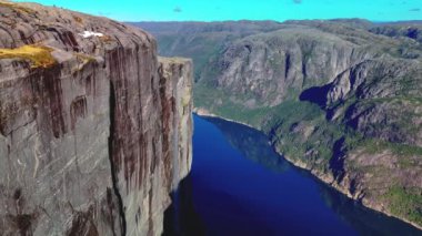 Norveç 'teki Pulpit Rock Preikestolen' in çarpıcı manzarasını tecrübe edin. Dramatik uçurumlar, seyahat aşıkları ve maceracılar için huzur dolu bir yerde buluşur. Güzellik arayışı içindedir.