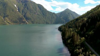 Fjaerlands Fjord, Norveç 'in nefes kesici manzarası, sakin suları ve yüksek dağları sergiliyor, seyahat meraklıları ve doğa severler için mükemmel.
