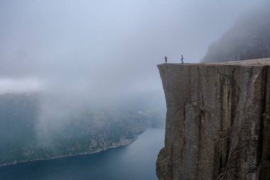 İki maceracı engebeli bir uçurumun kenarında durup nefes kesici bir Norveç fiyordunun üzerindeki girdap gibi sise bakıyorlar. Manevi manzara doğal güzelliğiyle büyüleyicidir. Önceki Norveç