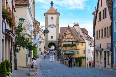 Rothenburg ob der Tauber, Almanya, 25 Ağustos 2024, Rothenburg ob der Tauber 'in büyüleyici sokaklarını keşfedin.