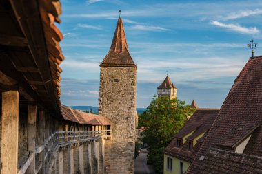 Güneş batmaya başladığında, Rothenburg ob der Tauber 'in büyüleyici kuleleri görkemli bir şekilde gökyüzüne, Rothenburg ob der Tauber, Almanya