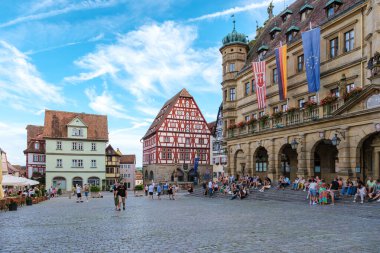 Rothenburg ob der Tauber, Almanya, 25 Ağustos 2024, Ziyaretçiler Rothenburg ob der Tauber meydanında yürüyorlar..