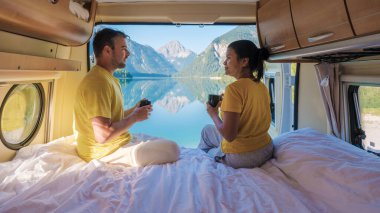 Bir çift, karavanda sakin bir sabah geçirir. Plansee 'nin berrak sularına bakarken kahve yudumlarlar. Resimli dağlar nefes kesici bir zemin oluşturur..