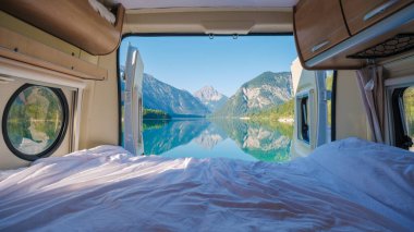 Sakin bir sabah, sakin suların, rahat bir karavanın dışındaki görkemli dağları yansıtmasıyla başlıyor. Yumuşak yatak sizi Plansee 'nin nefes kesici manzarasının tadını çıkarmaya davet ediyor, Avusturya doğal ihtişamı..